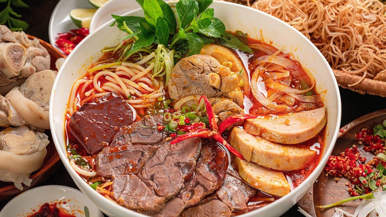 Bún bò Huế — "món súp ngon nhất thế giới" theo Anthony Bourdain.