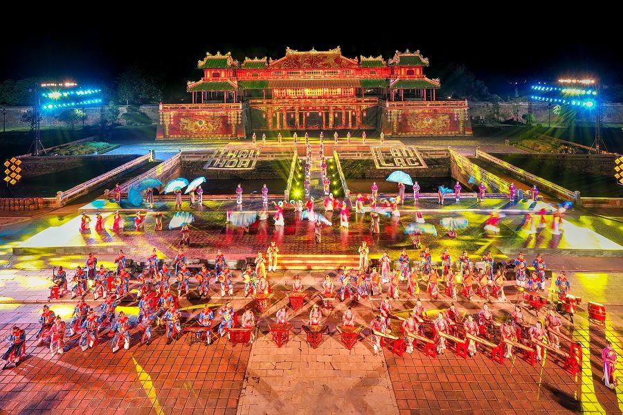 Festival Huế — đêm hội trước Điện Thái Hòa, Đại Nội Huế.