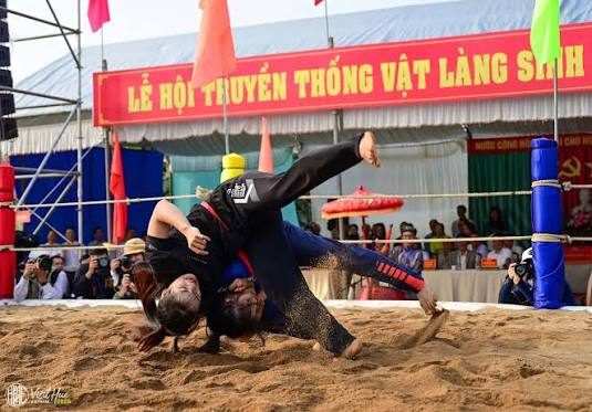 Hội vật làng Sình — làng Lại Ân.