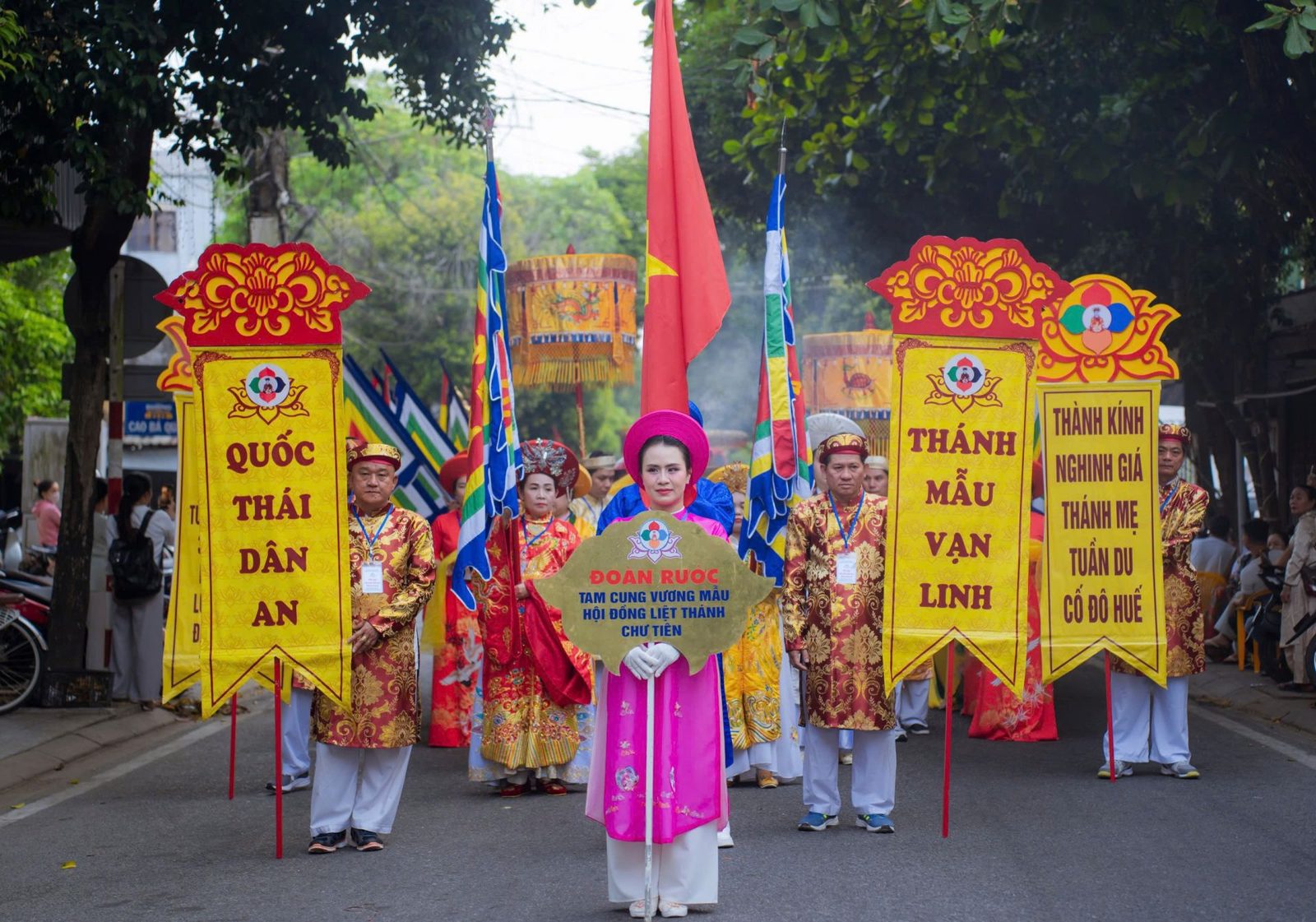 Lễ hội Điện Huệ Nam (Điện Hòn Chén).