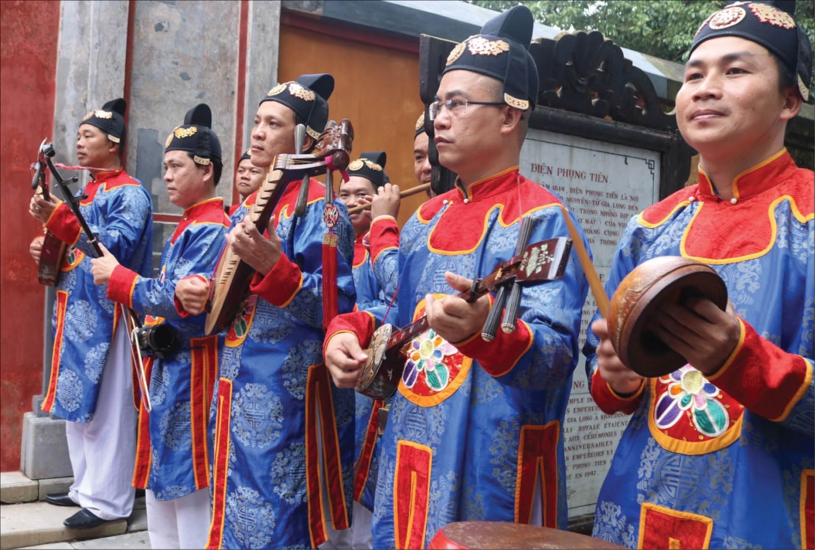 Trang phục Nhã nhạc Cung đình Huế.